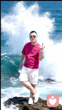 真诚留给同频的人

真诚一般都是向上的，
唯有认知同频或高于你的人，
才能读懂这份真心。

这份强大无关地位、财富与身份，
只藏在眼界和思想里。
若是对方认知尚有差距，
再多剖白也只会徒增误解，
争辩更是消耗。

不必费力解释，
不必强求认同，
适度沉默便是最体面的回应。

把真心留给能同频共振的人，
安静沉淀，
慢慢提升自己就好配图