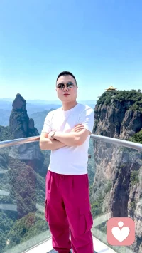 真诚留给同频的人

真诚一般都是向上的，
唯有认知同频或高于你的人，
才能读懂这份真心。

这份强大无关地位、财富与身份，
只藏在眼界和思想里。
若是对方认知尚有差距，
再多剖白也只会徒增误解，
争辩更是消耗。

不必费力解释，
不必强求认同，
适度沉默便是最体面的回应。

把真心留给能同频共振的人，
安静沉淀，
慢慢提升自己就好配图
