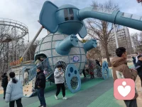 焦虑的时候，试着让自己静下心来，越焦虑越乱，越着急越出错，停下来深呼吸，允许一切慢慢来，你已经很努力了。试着让自己慢下来，听听自己喜欢的音乐，出去散散步，和朋友聊聊天，看看一些自己喜欢的风景和喜剧。只要你需要，我随时都在这里陪着你配图