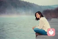 真正的放下，不是强迫自己忘记，而是允许念头出现，不跟随、不评判、不纠缠。
就像看天上的云，来了就来了，走了就走了，你只是看着，不抓住、不推开。
 
当你不再对抗，情绪才会真正离开；
当你接纳一切，你才真正自由。配图