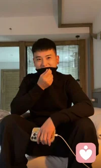 阳光男孩，消息秒回。
在这个白天当牛马，晚上情绪化的时代只为做你的情绪垃圾桶，欢迎调侃！配图