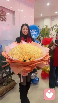 不要用一生的时间，去纠结于结婚或离婚。
不要用上万个日日夜夜，去和一个坏伴侣互殴。
而是要用余生，去修行自身，保持经济和精神独立。
这才是一个人价值感的真正来源。
也只有保证了这两者，我们才能最大程度地，活成更好的自己。
而那时，婚姻该何去何从，答案自己就会出现。