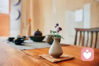 你不必总是阳光开朗，也允许有阴天。每一种情绪都值得被倾听，每一份心事都值得被温柔对待。我在这里，安静等你，慢慢说。配图