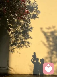 家庭，应是一个情绪的“安全容器”，而非风暴眼。

容器的底座，是夫妻间的平等与尊重。当你们能心平气和地交流，家里便有了和风与阳光。孩子是其中最娇嫩的幼苗，他不需要听到争吵的雷鸣，而是需要从你们的对话中，学会如何表达爱，如何解决分歧。

你们如何相处，就是孩子在无意识中学习的，关于“爱”的全部课程。 给他一个充满安全感的童年，便是给他一生奔赴山河的勇气。配图