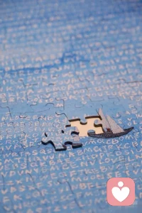 再小的觉察，也是你灵魂拼图上不可或缺的一块。正是这些碎片般的“看见”，一片一片，拼凑出你完整的模样。配图