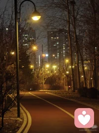 当你自己是稳定的光源，你便不会拼命向伴侣索取光和热，也不会因对方的阴晴而轻易陷入黑暗。爱好自己，就是点亮你内心的那盏灯。 这盏灯不仅照亮你自己的路，也让真正爱你的人，能清晰地看见你、温暖地走向你。配图