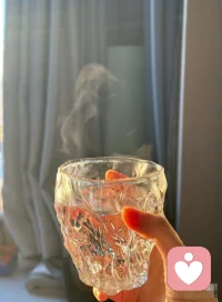 晨安。在投入世界的喧嚣之前，请先为自己内心的海洋，投下一枚安静的锚。一次深呼吸，一口温水，一个不慌不忙的开始。你稳了，世界才会对你和颜悦色。配图