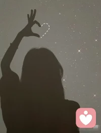 生活最妙的剧本，都藏在“计划外”。是等红灯时抬头撞见的一朵胖云，是耳机里随机播放到一首忘了名字的老歌。神明懒得写长篇大论，祂只爱在常规的缝隙里，塞这些闪着光的、无意义的碎糖。配图
