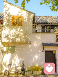  治愈你的从来不是时间，而是内心的释怀。与生活和解，与自己和解。往后余生，好好爱自己，一切都来得及。配图