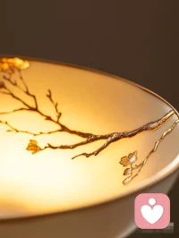 你是一件正在修复中的古董，裂痕是年岁的诗行，磨损是光阴的拓印。真正的藏家不会打磨掉所有痕迹，他们用金漆细细描摹裂痕——那叫“金继”，是让破碎成为另一种完整的美学。 你无需变得崭新如初。配图