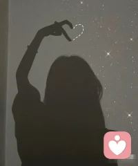 走不动的时候，就和你的影子一起坐下。不必急着摆脱它，那是光赐予你的、最忠诚的负担。 你们可以一起，看着天空从蔚蓝变成金黄。等影子被黑夜完全收回，你会轻一点点。配图