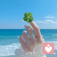有时，你心里那些难以名状的情绪，只是迷了路的小动物。焦虑是只瑟瑟发抖的兔子，悲伤是只湿漉漉的小猫。别急着驱赶它们，打开门，递一杯温牛奶，说：“我知道你害怕，我在这里陪你。” 最深的治愈，往往始于你与自己的情绪，温柔地，达成了和解。配图