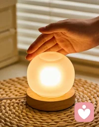 做倾听师越久，越明白一个道理：
很多人不是来要答案的，只是想找一个人，安安静静听自己把话说完。
 那些没说出口的委屈、深夜里翻来覆去的心事、不敢在家人朋友面前流露的脆弱，都可以在这里，毫无顾忌地说出来。
我不会评判，不会说教，只会安安静静陪着你，接住你所有的情绪。
 你可以不用坚强，不用懂事，不用硬撑。
在这里，你只需要做你自己。配图