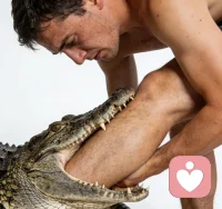 很多人一辈子都在被“鳄鱼效应”坑，却浑然不知。
 简单说：
一只鳄鱼咬住你的脚，你越用手去挣扎，它就会同时咬住你的手和脚。
你挣扎得越厉害，被吃掉的就越多。
唯一的活路：果断舍弃那只脚，立刻止损。
 放到生活里就是：
一段烂关系，明明痛苦，却舍不得过去的付出，越拖越伤。
​一件烂事，明明错了，却不甘心，非要硬扛，结果越赔越多。
​一份消耗你的工作，明知不合适，却不敢换，越耗越废。
 鳄鱼效应告诉我们：
及时止损，不是认输，是保命。
别让过去的错，毁掉你未来的人生。
懂得放手，才是最高级的清醒。配图