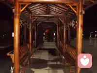 后来才懂，合适和喜欢，大多时候是两回事。喜欢是心动，是一眼就想靠近；合适是相处舒服，是久处不厌的安稳。我们常常在喜欢里满心欢喜，却在现实里慢慢清醒，不是不够爱，只是有些心动，终究抵不过三观不合、步调不一，最后只能笑着释怀，把遗憾藏进岁月里。配图