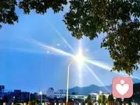 遇见是人海里恰好的擦肩，是目光轻触时的心动。不必追问缘由，不问结局长短，只珍惜此刻相逢。一程相伴，一段温暖，便足够点亮往后岁月。所有遇见，皆是缘分，温柔了时光，也温柔了彼此。配图