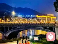 有些心动从一开始就注定没有结局，你是我藏在心底的秘密，是不敢打扰的温柔。明明那么喜欢，却只能远远看着，连靠近都需要勇气。爱而不得，大概就是满心欢喜，最后只剩遗憾，连告别都悄无声息。配图