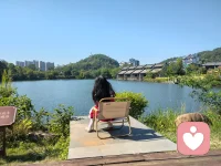 长期和让你不舒服、一直否定你的人在一起，真的会“生病”。
不是身体一下子垮，是心里先病：越来越自卑，不敢表达自己
 做什么都怕错明明没做错，却总在道歉，明明你很好，却觉得自己一无是处这种人，用的就是精神打压，他们不是为了你好，是为了控制你、贬低你、让你离不开他。
 
你要记住三句最真的话：
 
1. 你一点都不糟糕。
会自我反省、会难过、会在意别人感受的人，本质都很善良。
2. 一直否定你的人，不是你不够好，是他太坏/太弱。
只有自己不行的人，才会靠踩低别人找存在感。
3. 你值得被好好说话、被尊重、被心疼。
这不是奢求，是你本来就配拥有的待遇。
 
如果你现在还暂时离不开，先保护好自己：
 
- 他骂你、否定你，在心里划清界限：这是他的问题，不是我的错
- 少解释、少争辩、少讨好
- 多把力气放回自己身上：工作、钱、朋友、让你开心的小事
- 你越不被他影响，他越拿捏不住你
 
我想说，你很好，真的别让烂人，毁掉你本来该有的光。做自己的光，与光同行！