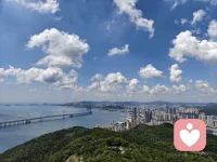 别只顾着往前冲而忽略了内心的感受。偶尔的焦虑、疲惫都很正常，学会和压力和解，给自己的情绪松松绑，心轻了，脚步才能更从容。配图