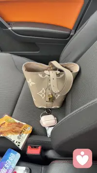 有时候我对很多左右不了人左右不了事感到无能为力，然后默默的闭上嘴，在心里说一句人各有命看他造化吧～