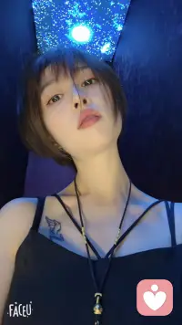在白天，我什么都不是，在夜晚，我才能成为我自己配图