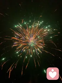 烟火起，照人间
  绚烂烟花下，也要允许自己有片刻安静～
  无论是热闹后的落寞，还是有话难说
  新的一年，希望你所有的“小敏感”都可以被接住