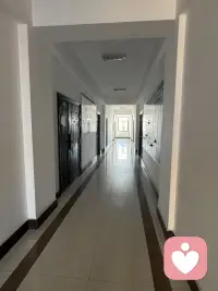 人生有时候就像一条孤独的路，像这条走廊，门一扇扇掠过，你独自踩着光影前行。远处的光看似出口，走近了才知是新的起点。你继续走，不为遇见谁，只为看清自己，找到藏在门后的答案。配图