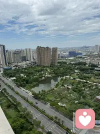 我们怀着满腔热忱，却忘了问一句：这究竟是对方的需要，还是我们自己的不安？太热心，会扰乱他人的节奏；太负责，会剥夺他人体验人生的机会。成年人最得体的善良，不是四处救火，而是尊重他人的命运轨迹。成年人最深刻的智慧，不是无所不能，而是懂得谁都不是别人的上帝。配图