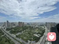 我们怀着满腔热忱，却忘了问一句：这究竟是对方的需要，还是我们自己的不安？太热心，会扰乱他人的节奏；太负责，会剥夺他人体验人生的机会。成年人最得体的善良，不是四处救火，而是尊重他人的命运轨迹。成年人最深刻的智慧，不是无所不能，而是懂得谁都不是别人的上帝。配图