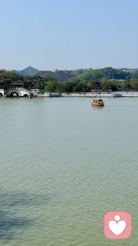 我来人世一趟，不必活成谁的期待
 
我来人世一趟，活得不易，
为什么非要成为你想要的那个人？
 
我们总在别人的期待里打转，
被要求懂事、优秀、合群、体面，
却忘了问问自己：
我累不累，我愿不愿意，我开不开心。
 
你不必迎合所有人，
不必满足每一份期待，
不必活成别人剧本里的角色。
你只需要做你自己，
真实、普通、不完美，
也值得被好好善待。
 
愿你往后，
不为难自己，不辜负岁月，
按自己的节奏，过舒服的人生。配图