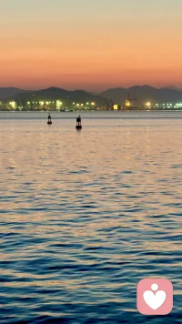 我们或许会看不上很多人和事，
但永远不会看不起热爱。
 无论你正在经历情绪内耗、执念难放，
还是困在不被理解的孤独里，
真诚的热爱永远自带光芒，
也永远值得被温柔接住、被用心看见。
我是倾听师，愿意做你的情绪树洞，
陪你和解、陪你自愈。配图