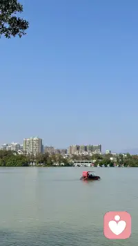 别再跟我谈虚无的情绪价值
你只管给我实打实的现实价值
情绪这东西，我自己就能填满治愈
 情绪自己掌控，好坏随心调节
不用人人都理解迎合，三观相合自然同行
普通日子也敢心怀期许，不必死磕为难自己卷不动就换赛道，活得自在最要紧
 相处守住边界，互不干涉互不指点
不亏欠谁，也不必迎合谁
 
后来才懂，所有情绪内耗
皆是自身底气不足
自身实力稳住了，心态自然平和
喜怒哀乐，我自给自足
唯有底气与实力，才是终身依靠