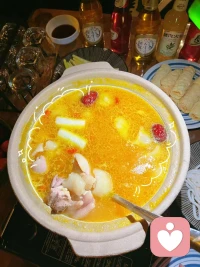 看过一个问题：“余华的《活着》究竟有多了不起？”《活着》最打动人的地方，是无论世界的风雨多大，只要一家人好好活着，幸福快乐地活着，就是人生赢家。
穷也好，富也罢，皆为命运，由不得人。成也好，败也罢，皆如浮云，不必执念。
到头来终会发现，争来争去，都不如一家人好好活着。面对困境，有人乘风而上，也有人一蹶不振。那些没有倒地不起的人，大多是因为背后有亲情的支撑。
一个人能熬过苦难，挺过悲伤，唯有依靠亲人的滋养配图
