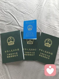 你不必假装坚强，也不用强迫自己“想开点”。
在这里，没有评判、没有说教、没有催促，
只有安全的倾听、客观的梳理、稳定的陪伴。
帮你拆解内耗、理清关系、安放情绪，
做你情绪里那个可靠的“避风港。配图
