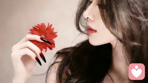 夜一个人的时候可以允许自己脆弱一会儿，允许黑夜拥抱你，卸下所有伪装，不用扮演任何人，只做最真实的自己。