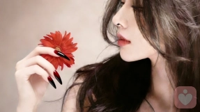 夜一个人的时候可以允许自己脆弱一会儿，允许黑夜拥抱你，卸下所有伪装，不用扮演任何人，只做最真实的自己。