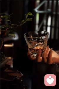 其实找个伴侣不难，
找个能解决需求的也容易，
难得的是走心，是睡了还想一起吃饭，吃饭了还想聊聊天，
是欲望褪去后，看见对方的不完美，还觉得好。

容易的是上头，难得的是不腻，
是话说完了安静的待着也不烦，
是两个人待一起了，也比一个人更轻松。
太多关系，始于需求，死于了解，
身体近了，灵魂远了。
这个时代什么都有，就是难得有个人，能让你彻底安心..
Sex is scrap, love is asleeping pill.性是边角料，爱是安眠药。配图