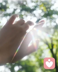 最顶级的慈悲，其实就是去理解他人的局限性，包括自己的局限性。他在他的局限下伤害了我，我也在我的局限之中伤害了对方。

他不是不想对你好，是他给不出他没有的东西，他不是故意伤害你，是他困在自己的认知里，根本看不见你的痛，他也不是不愿意改变，是他的过去把他压在那个位置，他无法动弹。

什么叫理解自己的局限性，是你终于可以承认我也给不出我没有的东西，我也会失控，也会匮乏，我也会在自己没有觉察的地方，伤人而不自知。

当你看清了这一点，一个神奇的事情就会发生，你会觉得格外轻松，你不会期待一个没有尝过甜的人给你满嘴的糖，你不会期待一个没有见过光的人把你拉出黑暗，你不会期待一个还在水里挣扎的人上岸来救你，因为你知道他只有这些，就像你也只有这些，那一刻你会收回那些散落在别人身上的“应该”，把它放回到自己的手里来。

你会发现所有问题的解决方案原来只有一个，那就是向内求，外界是你永远控制不了的，他人的认知，他人的节奏，他人的局限 那是别人的功课，你能管的只有你自己。

把别人还给别人，把自己还给自己。