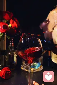 我们到底怎样爱自己？
当你内在丰盈，你不再索取；
当你内心完整，你不再恐惧；
当你真正爱自己，你才有能力温柔地爱这个世界。
愿我们都能在荣格的智慧里，守住边界，活出自性。先爱己，而后爱人。配图