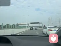 不必追求完美，真实比完美更动人。接受自己的普通，然后拼尽全力去与众不同。