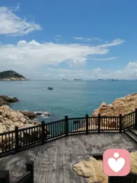 大海的辽阔，映照着人生该有的格局。别因眼前的小烦恼，困住前行的脚步，就像浪花不会执着于某片沙滩，我们也该把目光放长远。让人生的船，朝着心之所向航行，穿过狭窄的海峡，终会遇见更宽广的天地。配图