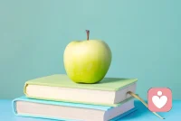 这世间所有的烦恼、争执、焦虑、内耗，放在生命的尺度里，都轻如尘埃。我们来到这世上，不是为了纠结对错、计较输赢、追赶别人的脚步，而是为了好好活着，感受阳光、拥抱热爱、珍惜身边人，守护好独属于自己的这一场生命旅程。配图