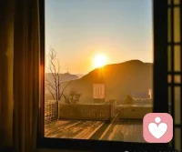 ​深夜里翻着以前的信息，那些曾让你辗转难眠的委屈、遗憾，就像细密的针，一下下扎在心上；有时站在人潮里，想起某段落空的期待，突然就红了眼眶。我们总以为，时间是最好的解药，等日子一天天过去，那些扎人的往事就会慢慢淡去。可直到后来才懂，真正能治愈我们的，从来都不是时间的流逝，而是自己心里的那点释怀与格局。配图