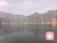 以前觉得倾听师关键是会接话，不让对话冷场。
后来才明白，更重要的是分寸感：何时开口、何时沉默、何时共情、何时反问，靠的不是技巧，是内在修为。
能听懂没说出口的话，接住情绪却不被裹挟，在对方脆弱时保持清醒稳定。
倾听师不是只会接话，而是用真诚陪伴灵魂，陪人找到自己的光。