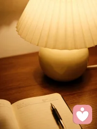 没在长夜里哭过的人，不懂人生的重量。

夜晚，是情绪最真实的时刻，那些无法言说的委屈、迷茫与失落，只能在寂静中独自咀嚼。

但天亮之后，我们依然会收拾好心情，以最好的状态迎接新的一天。

人生，本就是一场“哭给自己听，笑给别人看”的修行。

我们不必苛责自己的脆弱，也不必强求他人的理解。

允许自己在深夜里释放情绪，也学会在白天里承担责任。