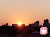 人生本就没有绝对的圆满，遗憾本就是生活的常态。
每个年纪都有专属的烦恼与纠结，年少时满是迷茫，成年后背负压力，人到中年扛起责任，谁都躲不开属于自己的那份成长历练。
 
我们总在人生路口做出选择，也总在选择后频频回头，总以为另一条路会更顺遂平坦。可事实上，无论怎么选，都会留有遗憾，也都会心存不舍。
 
与其纠结于未曾选择的道路，不如坦然接纳当下的所有。带着遗憾认真生活，在不完美的岁月里，慢慢活成自己想要的安稳与从容。配图