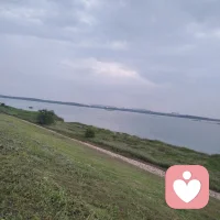 听过太多感情里的纠结与遗憾，慢慢懂得：真正爱你的人，舍不得冷落你，舍不得离开你。主动是思念，包容是在乎。爱本就没有标准答案，也做不到十全十美。如果有人把偏爱与迁就变成了习惯，接纳你的所有模样，一定要握紧这份难得的温暖。配图