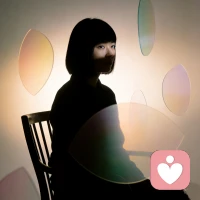 这里为你精选了几句适合做“心理学日签”的句子，风格涵盖了温暖治愈、认知觉醒和自我成长，你可以根据配图风格来选择：

1. 关于接纳（温暖治愈风）

“你最好的角色，不是成为别人眼中的完美模板，而是做那个‘允许自己暂时不够好’的温柔见证者。”

—— 卡尔·罗杰斯 （人本主义心理学家）

2. 关于投射（清醒认知风）

“你眼中的自己不是你，别人眼中的你也不是你；你眼中的别人才是真实的你。”

—— 荣格 （分析心理学创始人）

3. 关于潜意识（探索成长风）

“潜意识正在操控你的人生，你却称其为命运。当潜意识被呈现，命运就被改写了。”

—— 荣格

4. 关于当下（存在主义风）

“焦虑是‘对不存在之物的恐惧’。如果你身处当下，就不可能有焦虑，因为你此刻是安全的。”

—— 奥修 （或基于存在主义心理学的解读）

5. 关于界限（内在力量风）

“当你能坦然说出‘我不喜欢’、‘我需要’、‘我做不到’而不再感到愧疚时，说明你正在长出保护自己的骨骼。”

—— 佚名 （现代心理格言）

6. 关于情绪（实用关怀风）

“情绪不是要‘被消灭’的敌人，而是想‘被看见’的信使。每一种情绪的背后，都藏着一个未被满足的需求。”

—— 非暴力沟通心理学视角

7. 关于勇气（简洁有力风）

“真正的自由，不是随心所欲，而是从‘渴望被所有人喜欢’的执念中挣脱出来。”

设计建议：

· 配图：可以用柔和的大面积留白、日落色调、朦胧的窗户光影，或者一本翻开的书。
· 日期落款：记得在底部加上今天的日期（例如：202X.XX.XX），增强仪式感。

如果你有特定的情绪（如焦虑、失恋）或想针对的方向（如拖延、自信），告诉我，我可以为你定制更精准的日签文案。配图