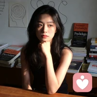 这里为你精选了几句适合做“心理学日签”的句子，风格涵盖了温暖治愈、认知觉醒和自我成长，你可以根据配图风格来选择：

1. 关于接纳（温暖治愈风）

“你最好的角色，不是成为别人眼中的完美模板，而是做那个‘允许自己暂时不够好’的温柔见证者。”

—— 卡尔·罗杰斯 （人本主义心理学家）

2. 关于投射（清醒认知风）

“你眼中的自己不是你，别人眼中的你也不是你；你眼中的别人才是真实的你。”

—— 荣格 （分析心理学创始人）

3. 关于潜意识（探索成长风）

“潜意识正在操控你的人生，你却称其为命运。当潜意识被呈现，命运就被改写了。”

—— 荣格

4. 关于当下（存在主义风）

“焦虑是‘对不存在之物的恐惧’。如果你身处当下，就不可能有焦虑，因为你此刻是安全的。”

—— 奥修 （或基于存在主义心理学的解读）

5. 关于界限（内在力量风）

“当你能坦然说出‘我不喜欢’、‘我需要’、‘我做不到’而不再感到愧疚时，说明你正在长出保护自己的骨骼。”

—— 佚名 （现代心理格言）

6. 关于情绪（实用关怀风）

“情绪不是要‘被消灭’的敌人，而是想‘被看见’的信使。每一种情绪的背后，都藏着一个未被满足的需求。”

—— 非暴力沟通心理学视角

7. 关于勇气（简洁有力风）

“真正的自由，不是随心所欲，而是从‘渴望被所有人喜欢’的执念中挣脱出来。”

设计建议：

· 配图：可以用柔和的大面积留白、日落色调、朦胧的窗户光影，或者一本翻开的书。
· 日期落款：记得在底部加上今天的日期（例如：202X.XX.XX），增强仪式感。

如果你有特定的情绪（如焦虑、失恋）或想针对的方向（如拖延、自信），告诉我，我可以为你定制更精准的日签文案。配图