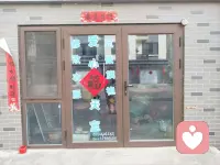 今日份心理日签：

“你不必准备好才值得被爱，
也不必完美才有资格休息。
存在本身，就已经足够。”

💞 今日心理小提示：
如果你今天因为“做得不够好”而感到不安，试着对自己说一句：“我可以就在这里，什么都不证明。” 允许自己像一棵树那样，只是站着，就很好。配图